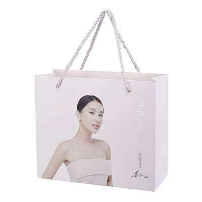 Покупки упаковывая прокатанный Tote бумаги искусства C1S кладут изготовленный на заказ логотип в мешки