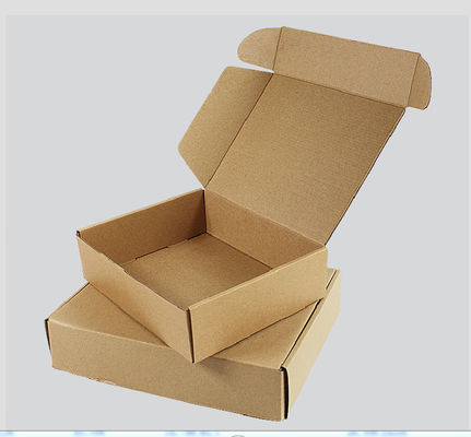 Сложите вверх доставку отправителя логотипа рифленой подарочной коробки одежды PMS изготовленную на заказ