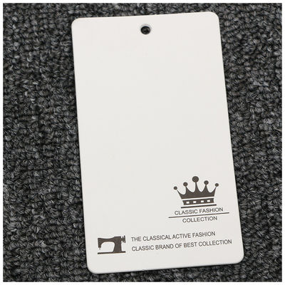 Выбитый прямоугольником Paperboard hangtag 300gsm Debossed повторно использованный логотипом