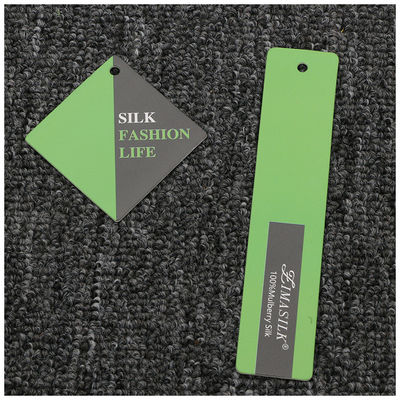 Выбитый прямоугольником Paperboard hangtag 300gsm Debossed повторно использованный логотипом
