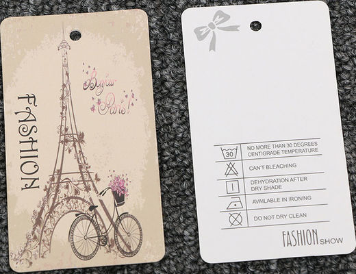 Выбитый прямоугольником Paperboard hangtag 300gsm Debossed повторно использованный логотипом
